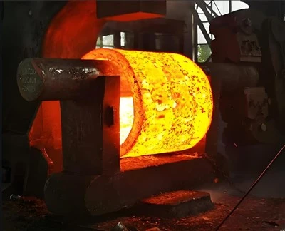 Forging de titani de matrius tancat